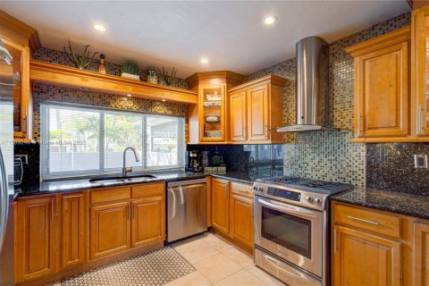 House in Miami, Florida 4 bedrooms, 212.65 sq.m. № 2017194 - photo 19