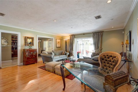 House in Miami, Florida 4 bedrooms, 212.65 sq.m. № 2017194 - photo 7