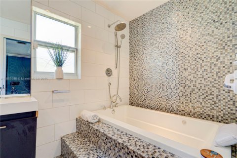 House in Miami, Florida 4 bedrooms, 212.65 sq.m. № 2017194 - photo 30