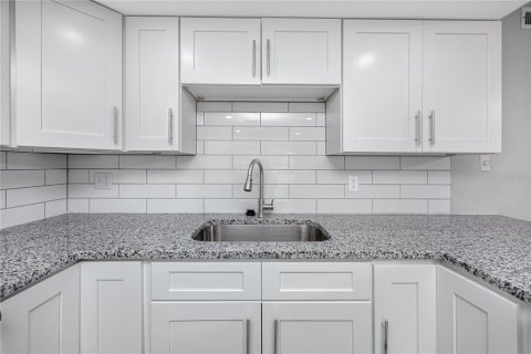 Condo in Saint Petersburg, Florida, 2 bedrooms  № 2196872 - photo 18