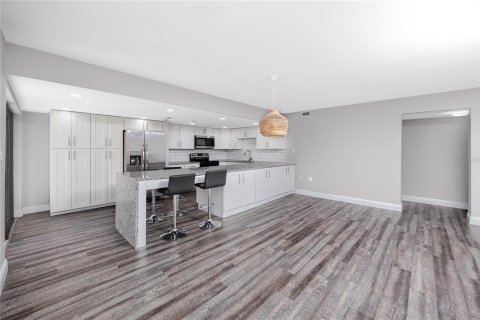 Condo in Saint Petersburg, Florida, 2 bedrooms  № 2196872 - photo 3