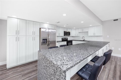 Condo in Saint Petersburg, Florida, 2 bedrooms  № 2196872 - photo 16