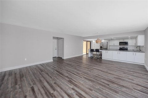 Condo in Saint Petersburg, Florida, 2 bedrooms  № 2196872 - photo 22