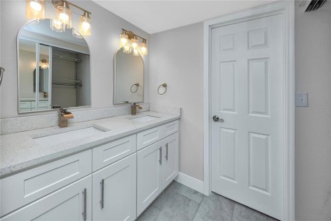 Condo in Saint Petersburg, Florida, 2 bedrooms  № 2196872 - photo 28