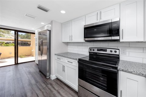 Condo in Saint Petersburg, Florida, 2 bedrooms  № 2196872 - photo 17