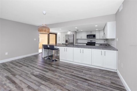 Condo in Saint Petersburg, Florida, 2 bedrooms  № 2196872 - photo 15