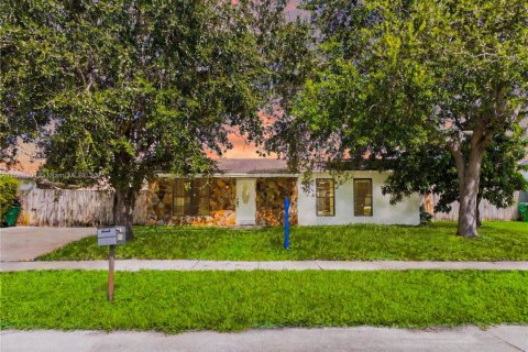 House in Homestead, Florida 4 bedrooms, 188.03 sq.m. № 1895927 - photo 1