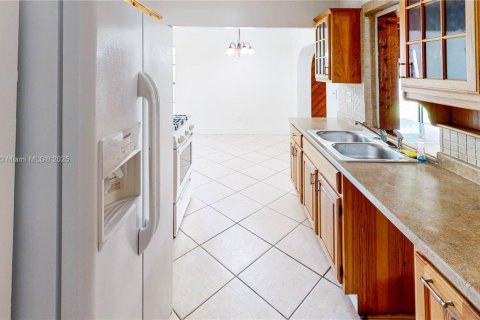 House in Homestead, Florida 4 bedrooms, 188.03 sq.m. № 1895927 - photo 24