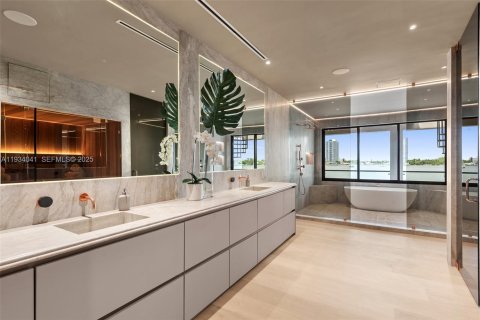 Casa en venta en North Miami Beach, Florida, 6 dormitorios, 591.23 m2 № 1992892 - foto 23