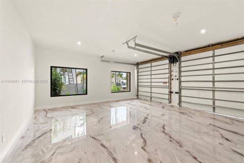 Casa en venta en North Miami Beach, Florida, 6 dormitorios, 591.23 m2 № 1992892 - foto 30