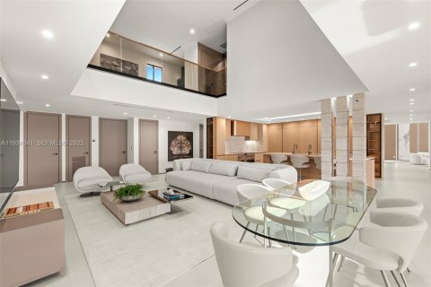 Casa en venta en North Miami Beach, Florida, 6 dormitorios, 591.23 m2 № 1992892 - foto 9