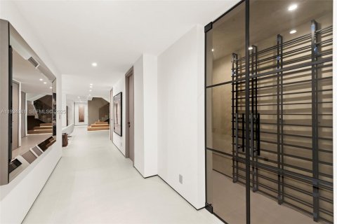 Casa en venta en North Miami Beach, Florida, 6 dormitorios, 591.23 m2 № 1992892 - foto 13