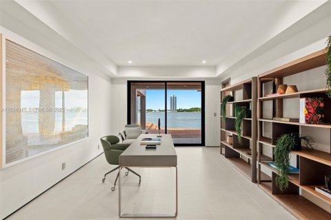 Casa en venta en North Miami Beach, Florida, 6 dormitorios, 591.23 m2 № 1992892 - foto 15