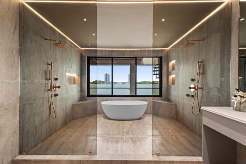 Casa en venta en North Miami Beach, Florida, 6 dormitorios, 591.23 m2 № 1992892 - foto 22