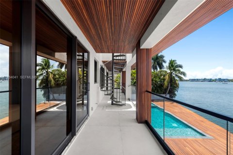 Casa en venta en North Miami Beach, Florida, 6 dormitorios, 591.23 m2 № 1992892 - foto 21