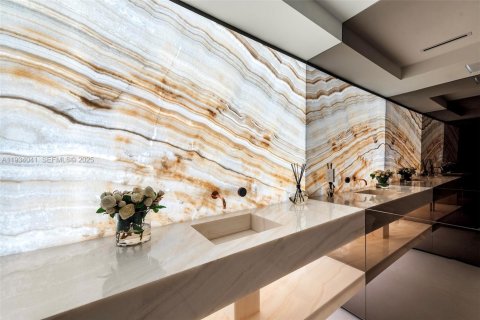 Casa en venta en North Miami Beach, Florida, 6 dormitorios, 591.23 m2 № 1992892 - foto 16