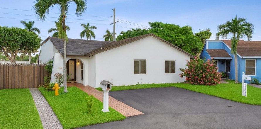 Дом в Майами, Флорида 4 спальни, 161.65м2 № 1971885