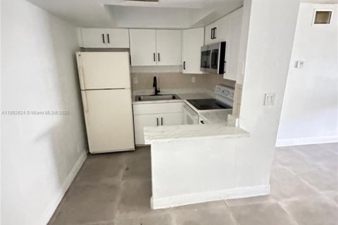 Apartamento en alquiler en Lauderhill, Florida, 2 dormitorios № 1950938 - foto 2