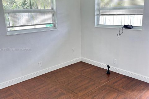 Apartamento en alquiler en Lauderhill, Florida, 2 dormitorios № 1950938 - foto 3