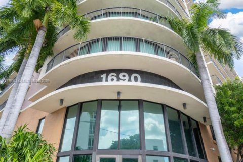 Copropriété à vendre à Miami, Floride: 2 chambres, 85.19 m2 № 1926343 - photo 1