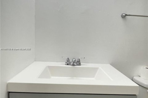 Condo in Miami Gardens, Florida  № 1949373 - photo 10