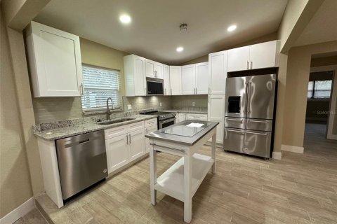 House in Tampa, Florida 4 bedrooms, 143.07 sq.m. № 1563744 - photo 6