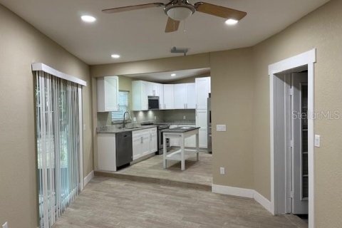 House in Tampa, Florida 4 bedrooms, 143.07 sq.m. № 1563744 - photo 14