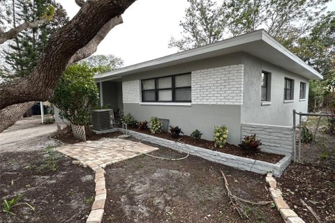 House in Tampa, Florida 4 bedrooms, 143.07 sq.m. № 1563744 - photo 1