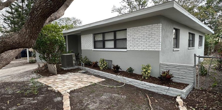 House in Tampa, Florida 4 bedrooms, 143.07 sq.m. № 1563744
