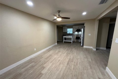 House in Tampa, Florida 4 bedrooms, 143.07 sq.m. № 1563744 - photo 5