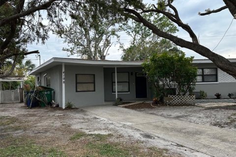 House in Tampa, Florida 4 bedrooms, 143.07 sq.m. № 1563744 - photo 2