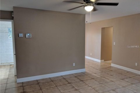House in Apopka, Florida 3 bedrooms, 98.94 sq.m. № 1919296 - photo 4