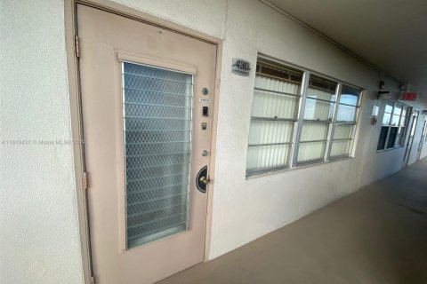 Condo in West Palm Beach, Florida, 1 bedroom  № 1694947 - photo 2
