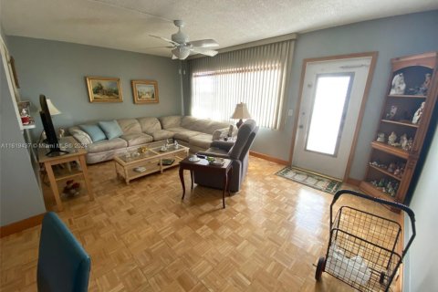 Condo in West Palm Beach, Florida, 1 bedroom  № 1694947 - photo 3