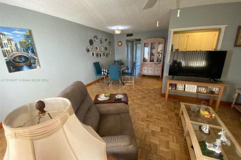 Condo in West Palm Beach, Florida, 1 bedroom  № 1694947 - photo 5