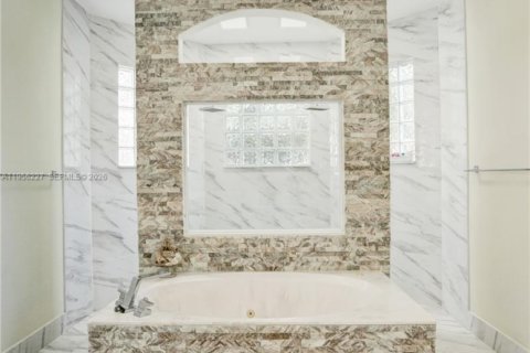 House in Pembroke Pines, Florida 4 bedrooms, 262.82 sq.m. № 2010608 - photo 12