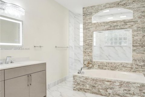 House in Pembroke Pines, Florida 4 bedrooms, 262.82 sq.m. № 2010608 - photo 14