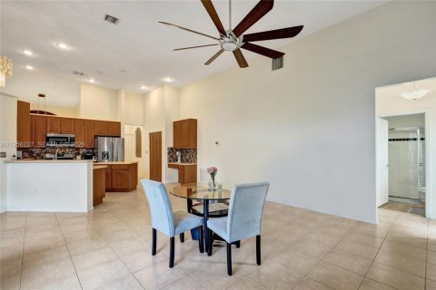 House in Pembroke Pines, Florida 4 bedrooms, 262.82 sq.m. № 2010608 - photo 29