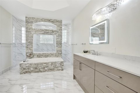 House in Pembroke Pines, Florida 4 bedrooms, 262.82 sq.m. № 2010608 - photo 13