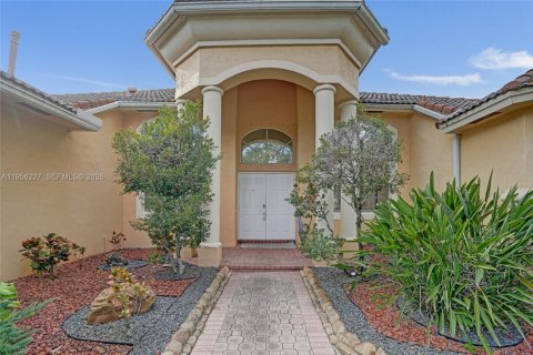 House in Pembroke Pines, Florida 4 bedrooms, 262.82 sq.m. № 2010608