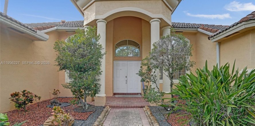 House in Pembroke Pines, Florida 4 bedrooms, 262.82 sq.m. № 2010608