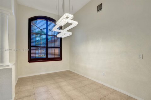 House in Pembroke Pines, Florida 4 bedrooms, 262.82 sq.m. № 2010608 - photo 5