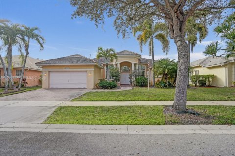 House in Pembroke Pines, Florida 4 bedrooms, 262.82 sq.m. № 2010608 - photo 2