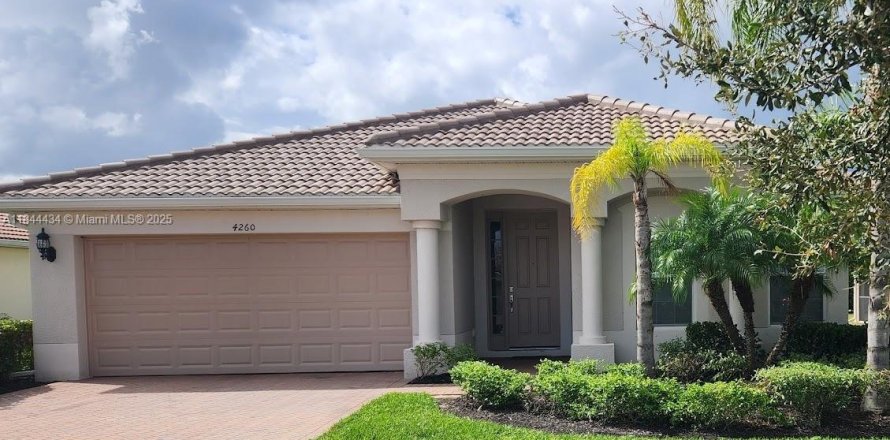 House in Ave Maria, Florida 3 bedrooms, 144.74 sq.m. № 1839637