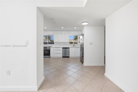 House in Miami, Florida 4 bedrooms, 192.03 sq.m. № 2053078 - photo 15