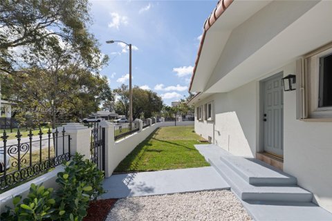 House in Miami, Florida 4 bedrooms, 192.03 sq.m. № 2053078 - photo 11