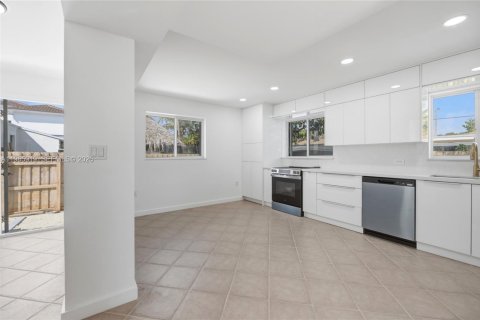 House in Miami, Florida 4 bedrooms, 192.03 sq.m. № 2053078 - photo 19