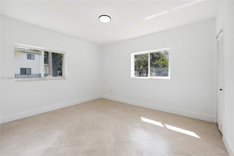 House in Miami, Florida 4 bedrooms, 192.03 sq.m. № 2053078 - photo 22