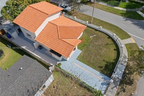 House in Miami, Florida 4 bedrooms, 192.03 sq.m. № 2053078 - photo 2