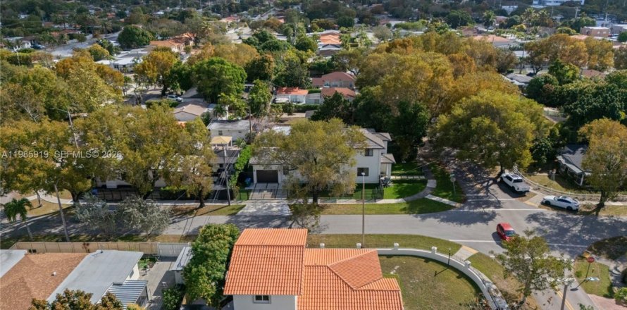 House in Miami, Florida 4 bedrooms, 192.03 sq.m. № 2053078